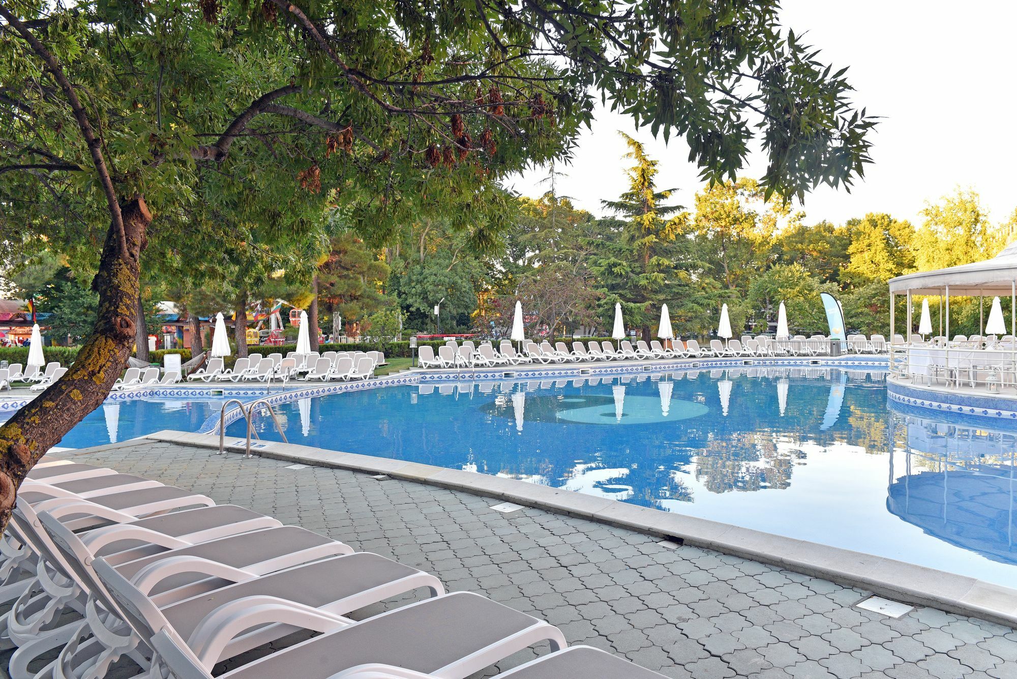 Ihotel Pantai Sunny Bagian luar foto
